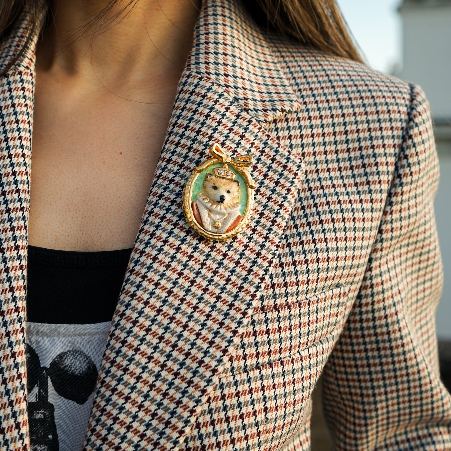 Once it comes to Hop Skip & Flutter, you can ensure the design will be not just elegantly beautiful but also smart and playful. Bear Cameo portrait brooch looks stunning in her elegant queen costume. Designed and handmade from porcelain in portrait design.